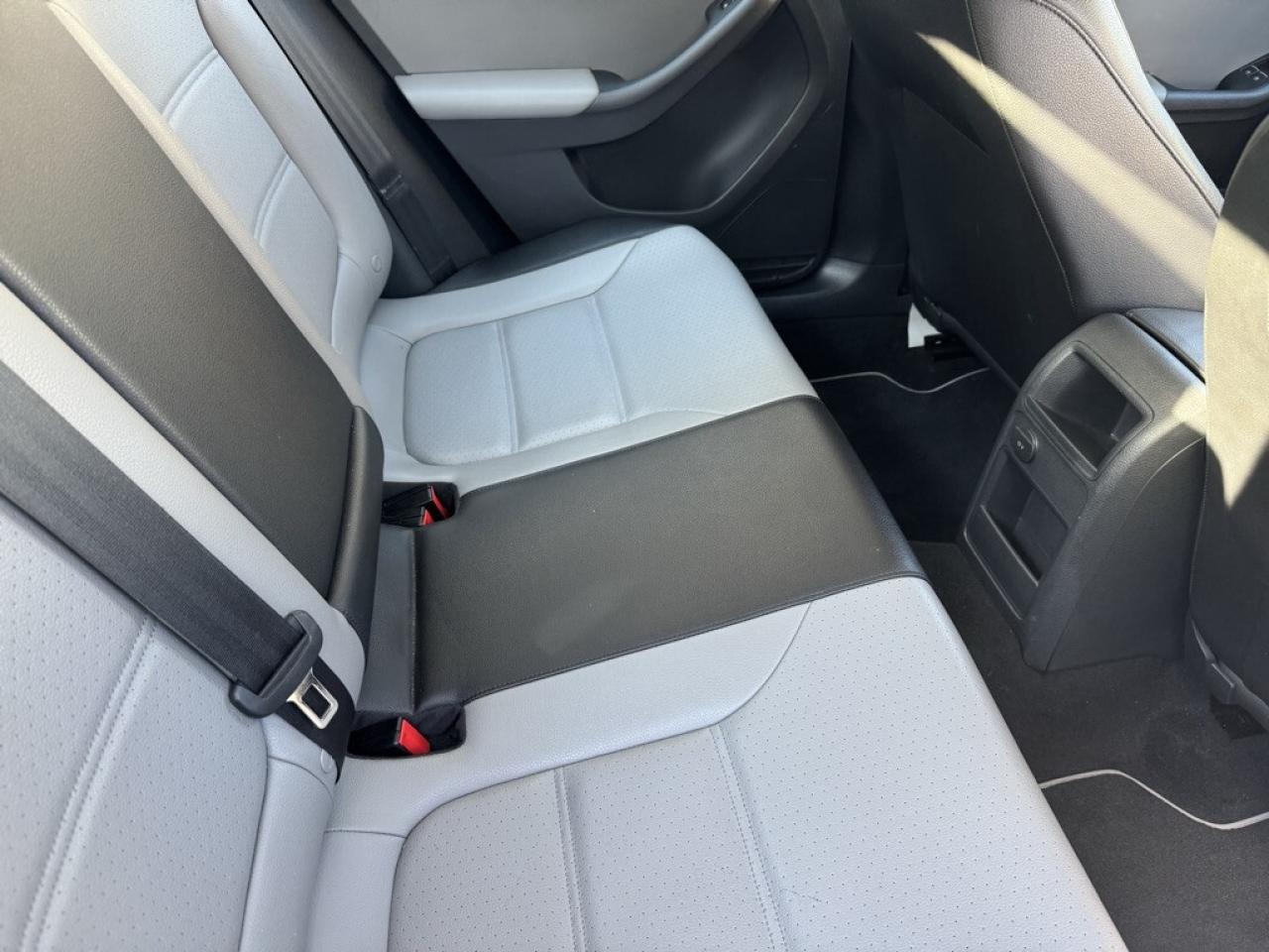 2016 Volkswagen Jetta 4dr DSG Hybrid SEL Premium Photo