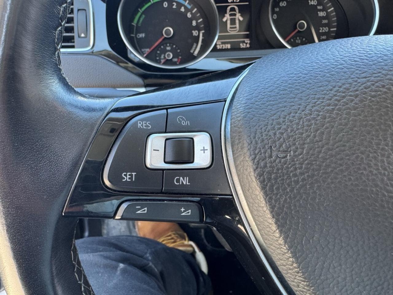 2016 Volkswagen Jetta 4dr DSG Hybrid SEL Premium Photo