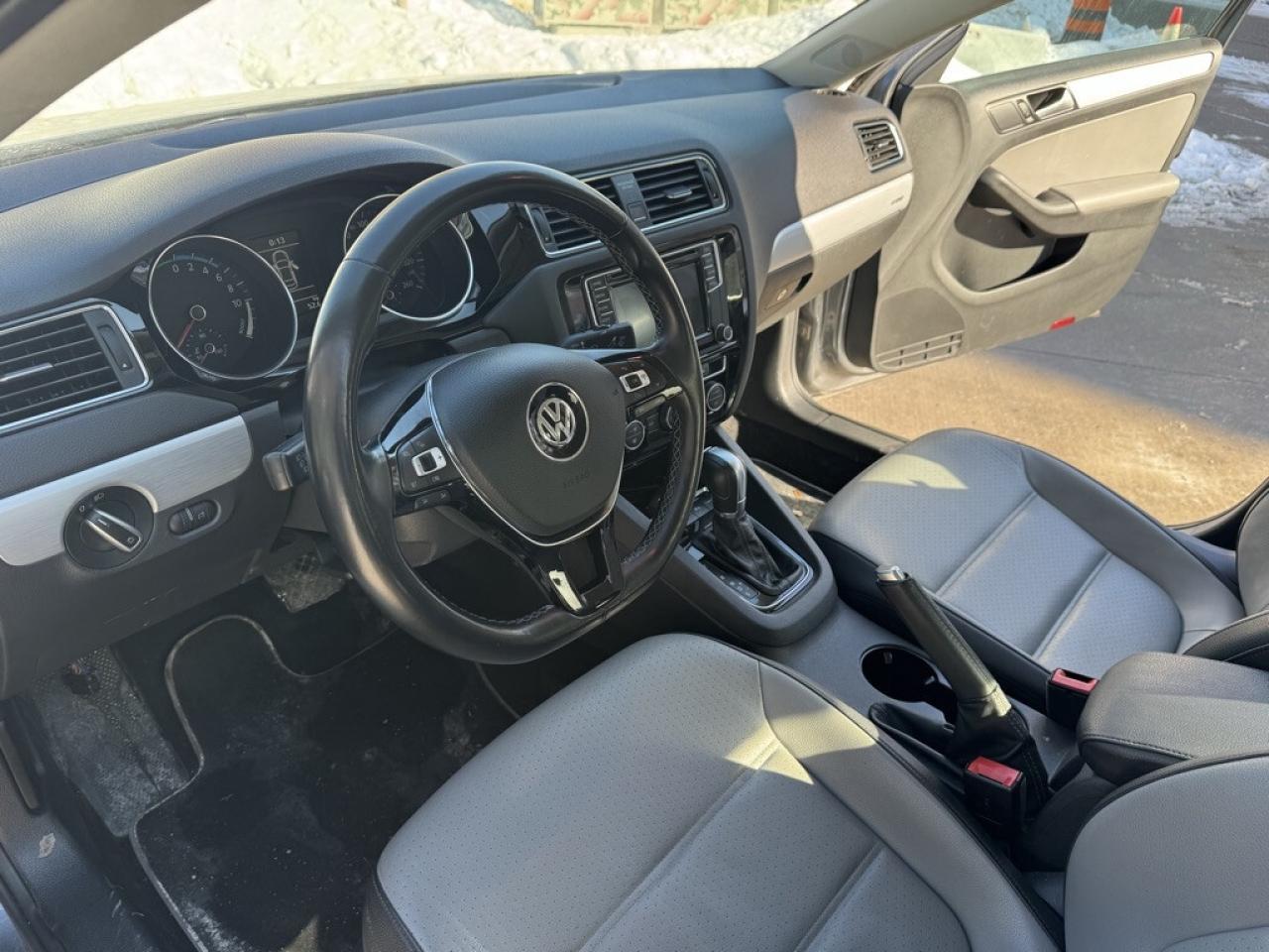 2016 Volkswagen Jetta 4dr DSG Hybrid SEL Premium Photo