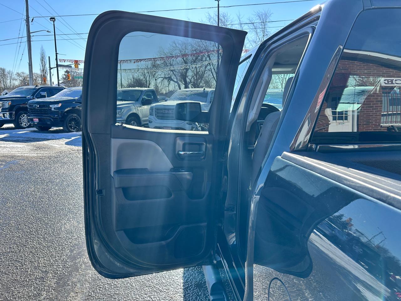 2018 GMC Sierra 1500 Base4x4 DoubleCab 5.3L 6-Pass XM CarPlay BackupCam Photo