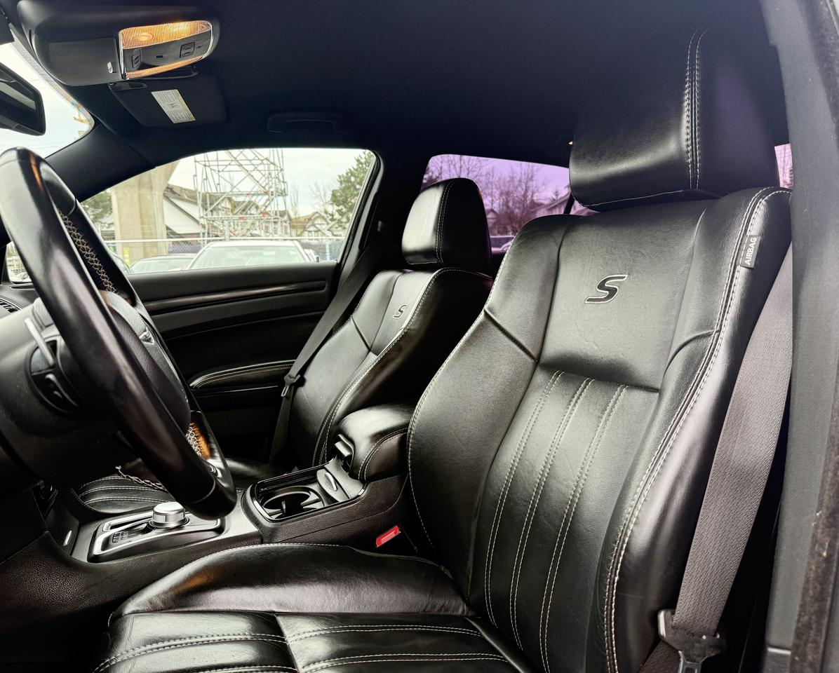 2016 Chrysler 300 FINANCING AVAILABLE Photo9