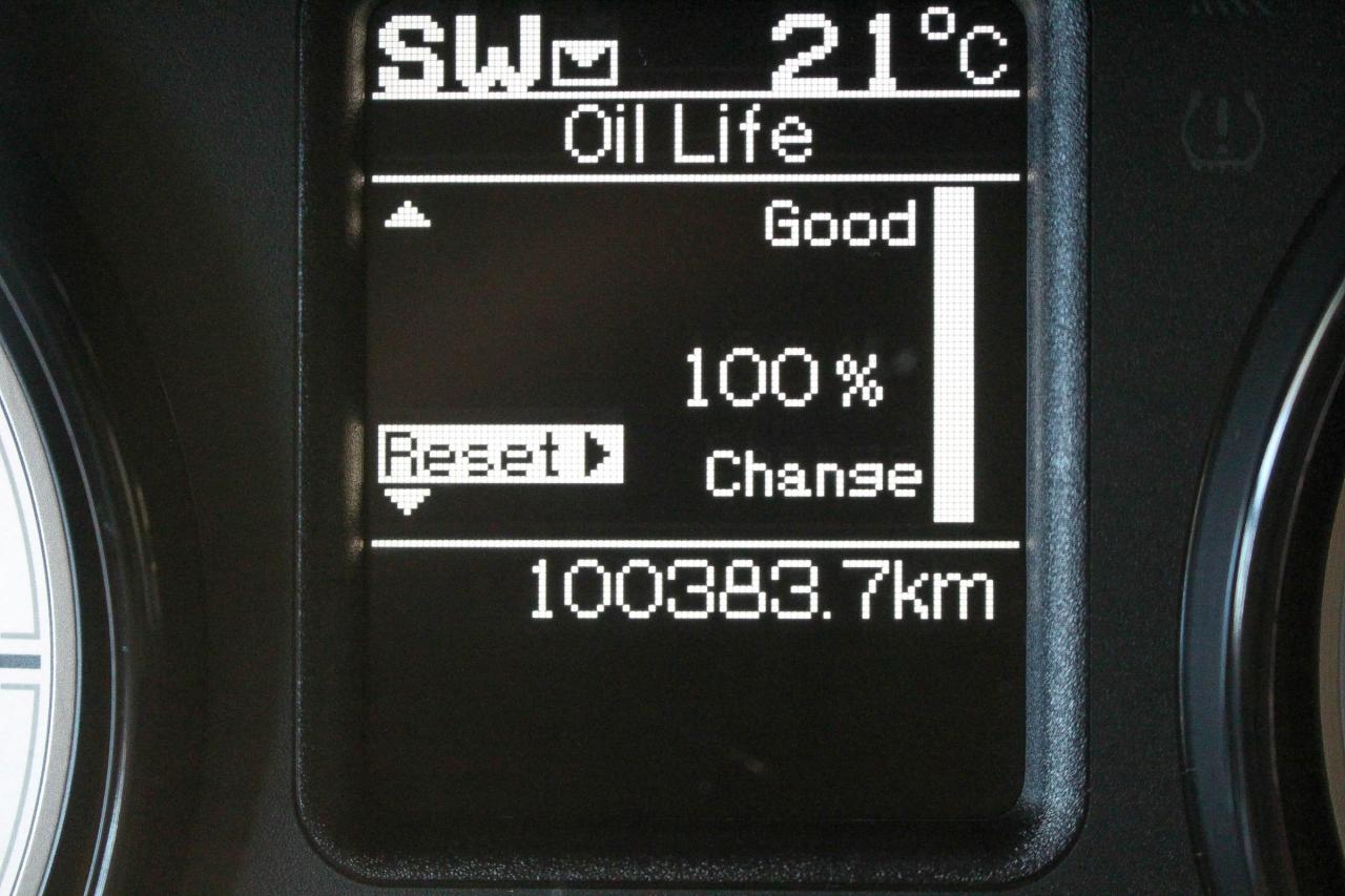 2017 RAM 1500 SLT 5.7L HEMI - CLOTH UPHOLSTERY -  TONNEAU COVER Photo