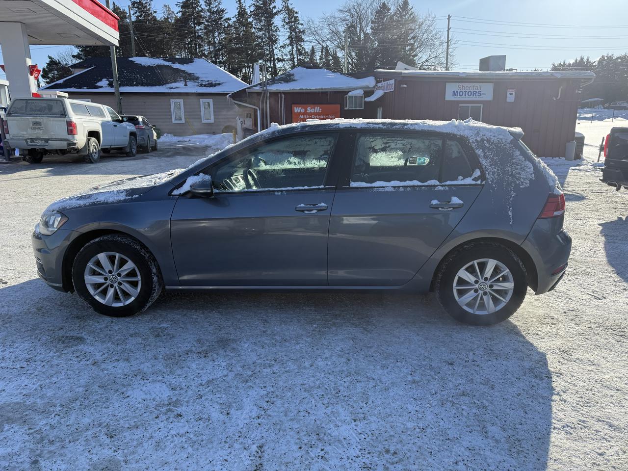 2018 Volkswagen Golf TRENDLINE Photo3