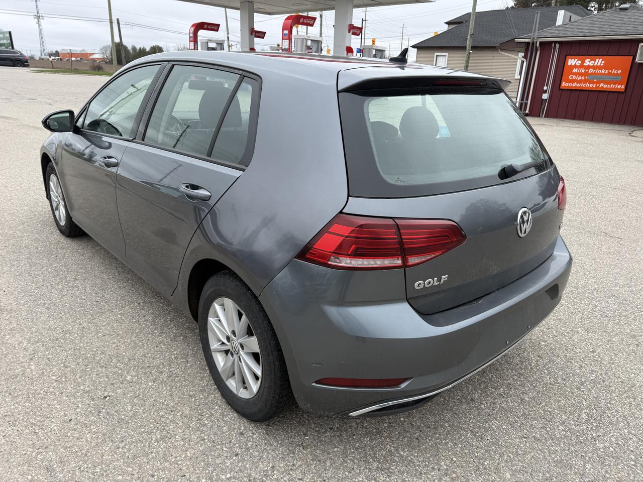 2018 Volkswagen Golf TRENDLINE Photo