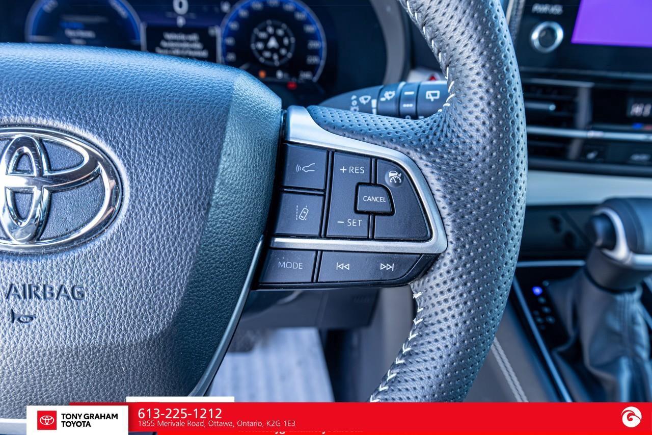 2025 Toyota Sienna XSE 7-Passenger Photo