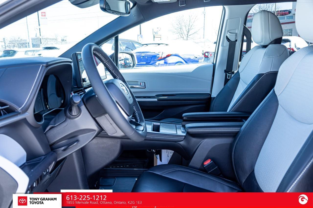 2025 Toyota Sienna XSE 7-Passenger Photo