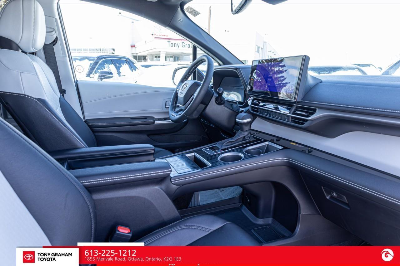 2025 Toyota Sienna XSE 7-Passenger Photo