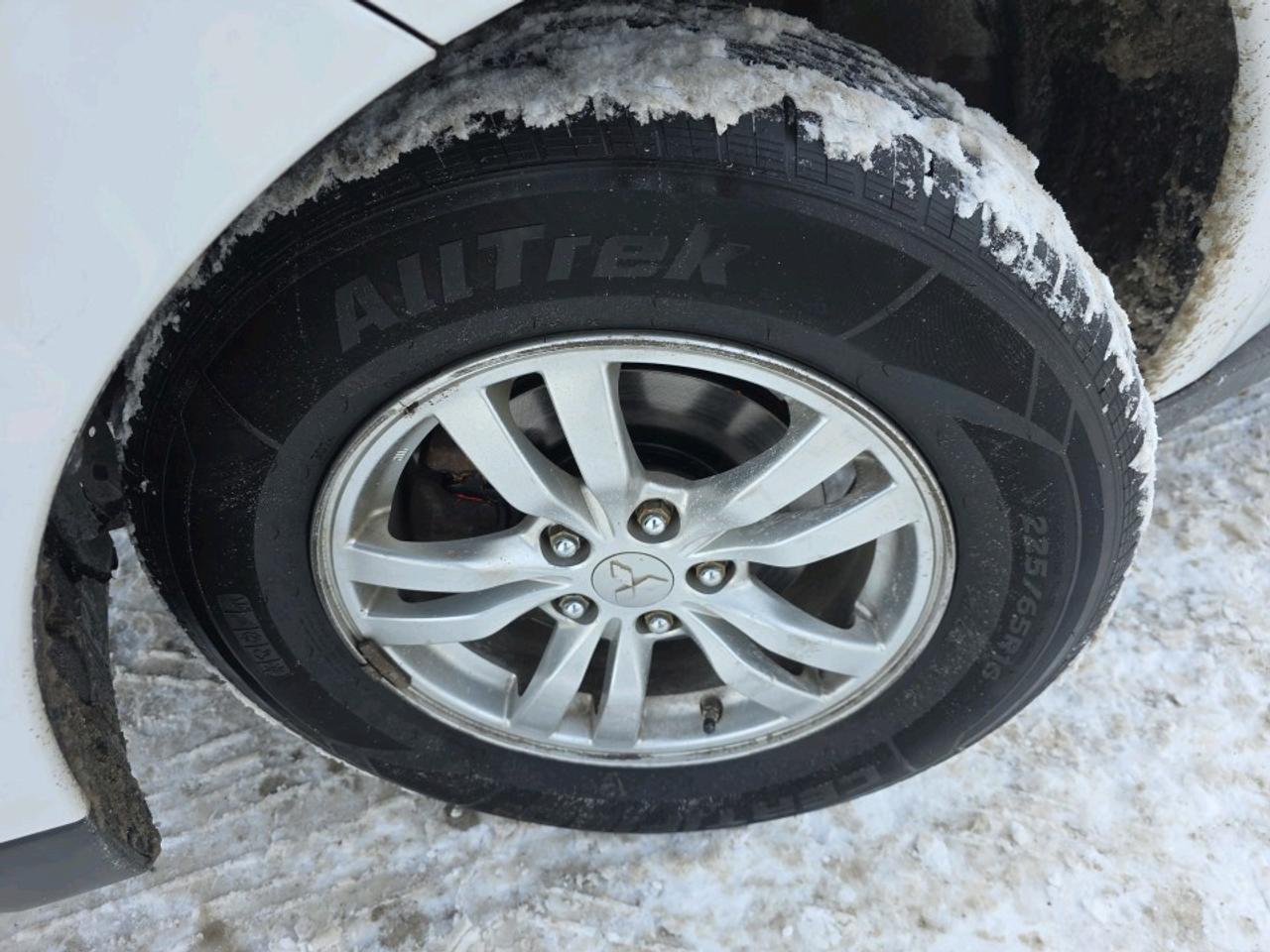 2014 Mitsubishi Outlander SE  AWC Photo