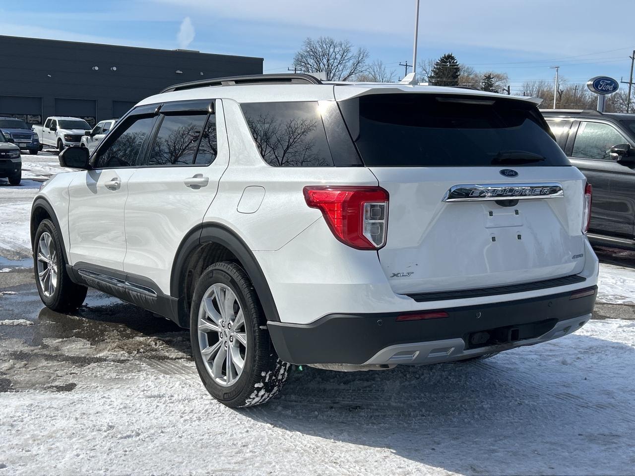 2023 Ford Explorer XLT 4WD Photo2