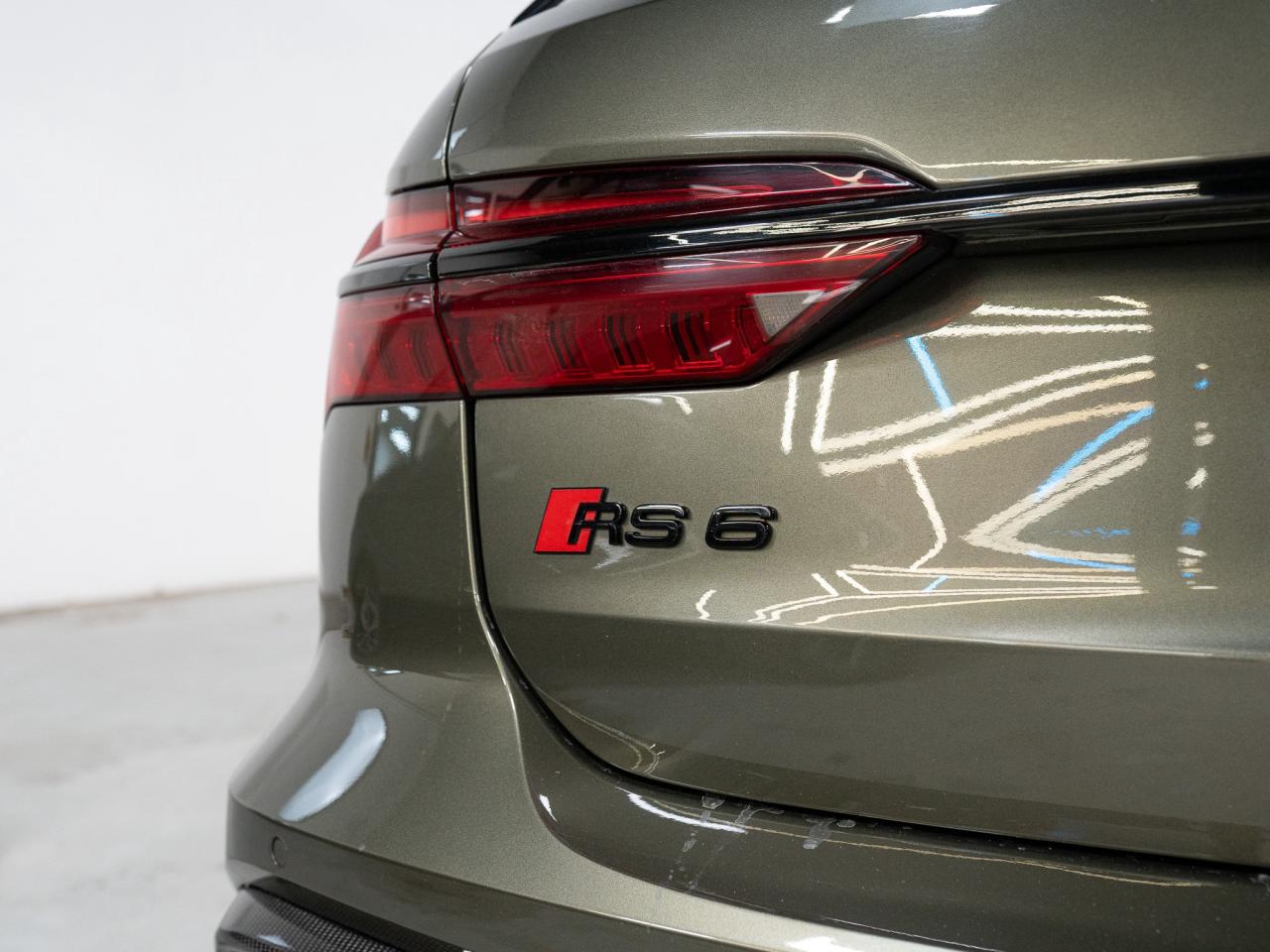 2023 Audi RS 6 Avant BLACK OPTICS | CARBON FIBRE | B&O | 22 IN Photo