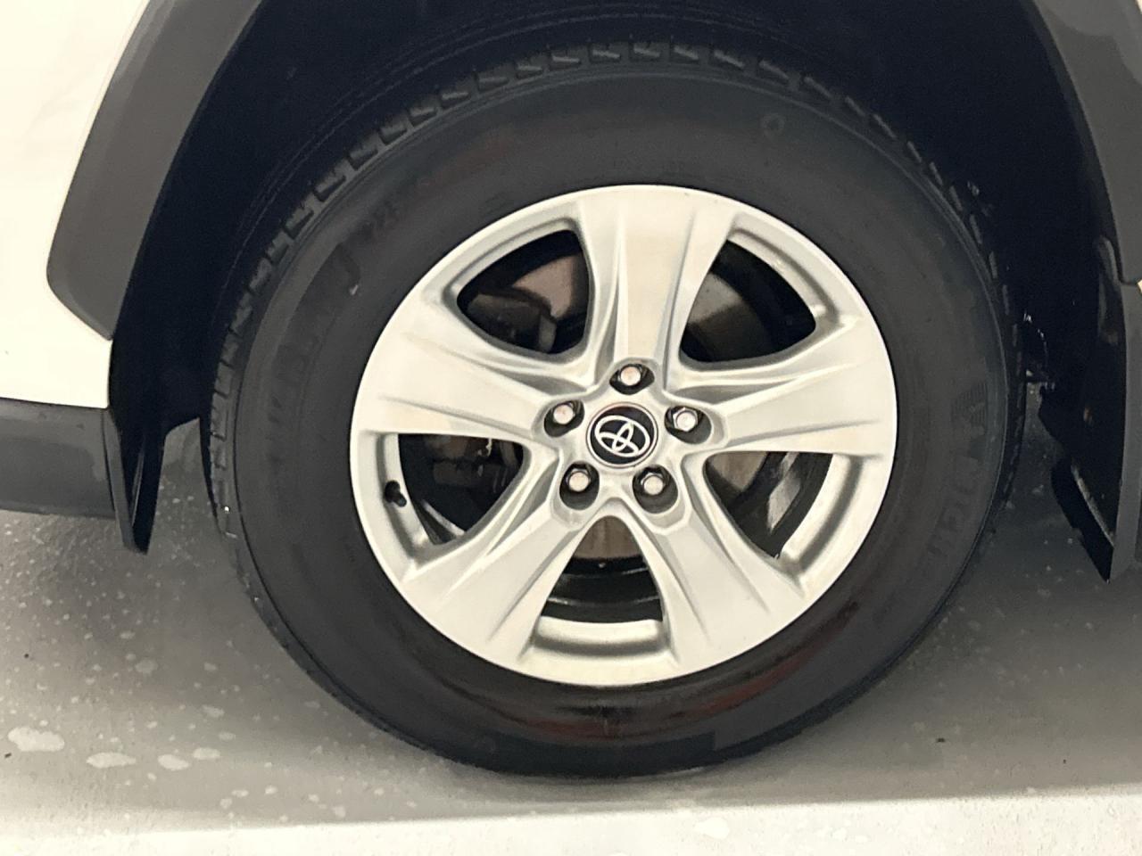 2019 Toyota RAV4 XLE AWD | SUNROOF | HTD SEATS | ALLOYS | CARPLAY Photo3