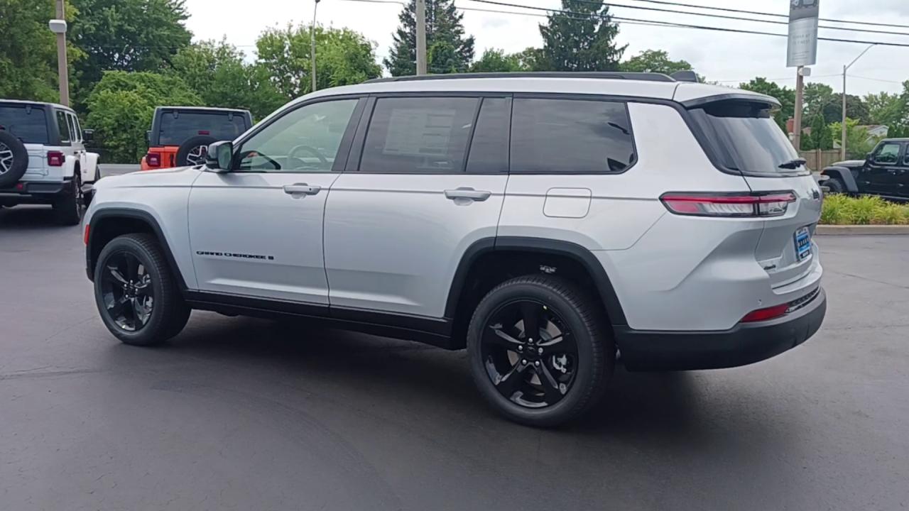 2025 Jeep Grand Cherokee L Limited 4x4 Photo