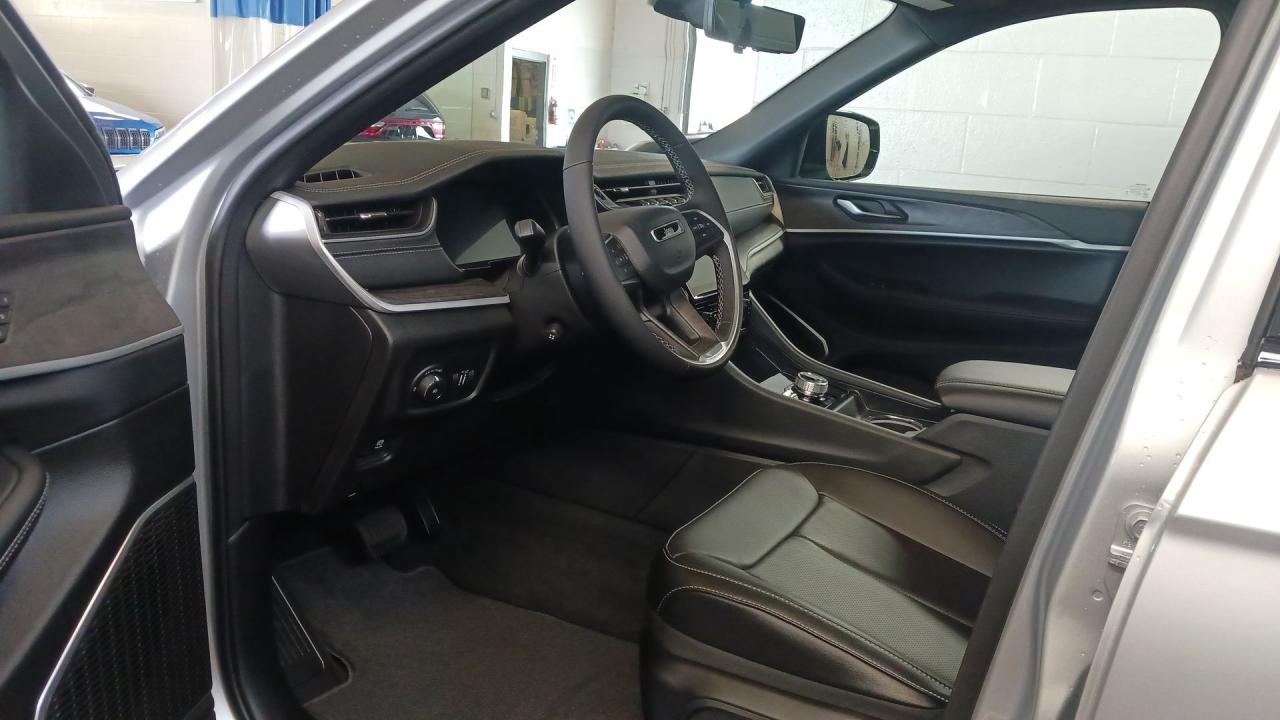 2025 Jeep Grand Cherokee L Limited 4x4 Photo