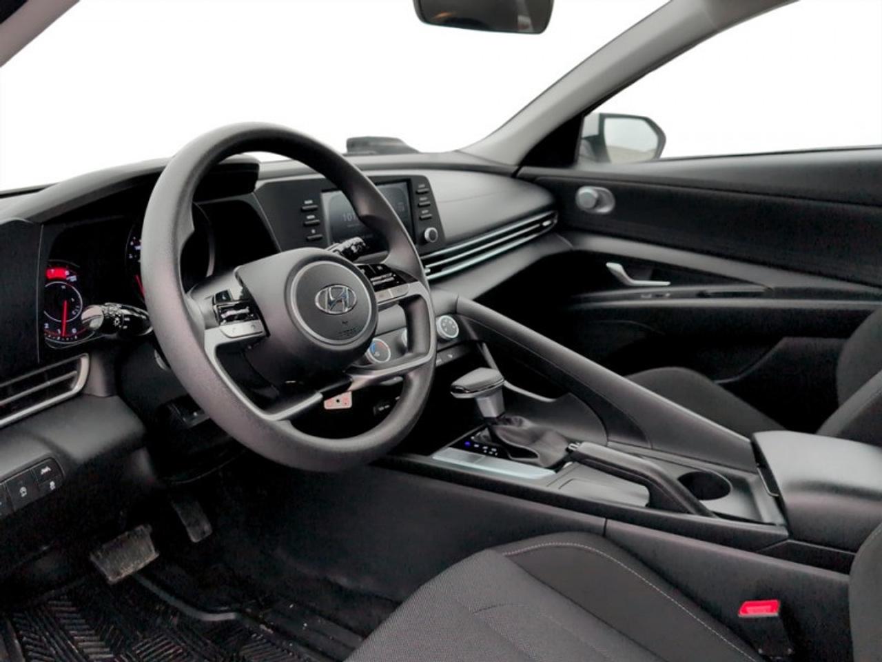 2021 Hyundai Elantra Essential  *VERY CLEAN - LOW KMS* Photo