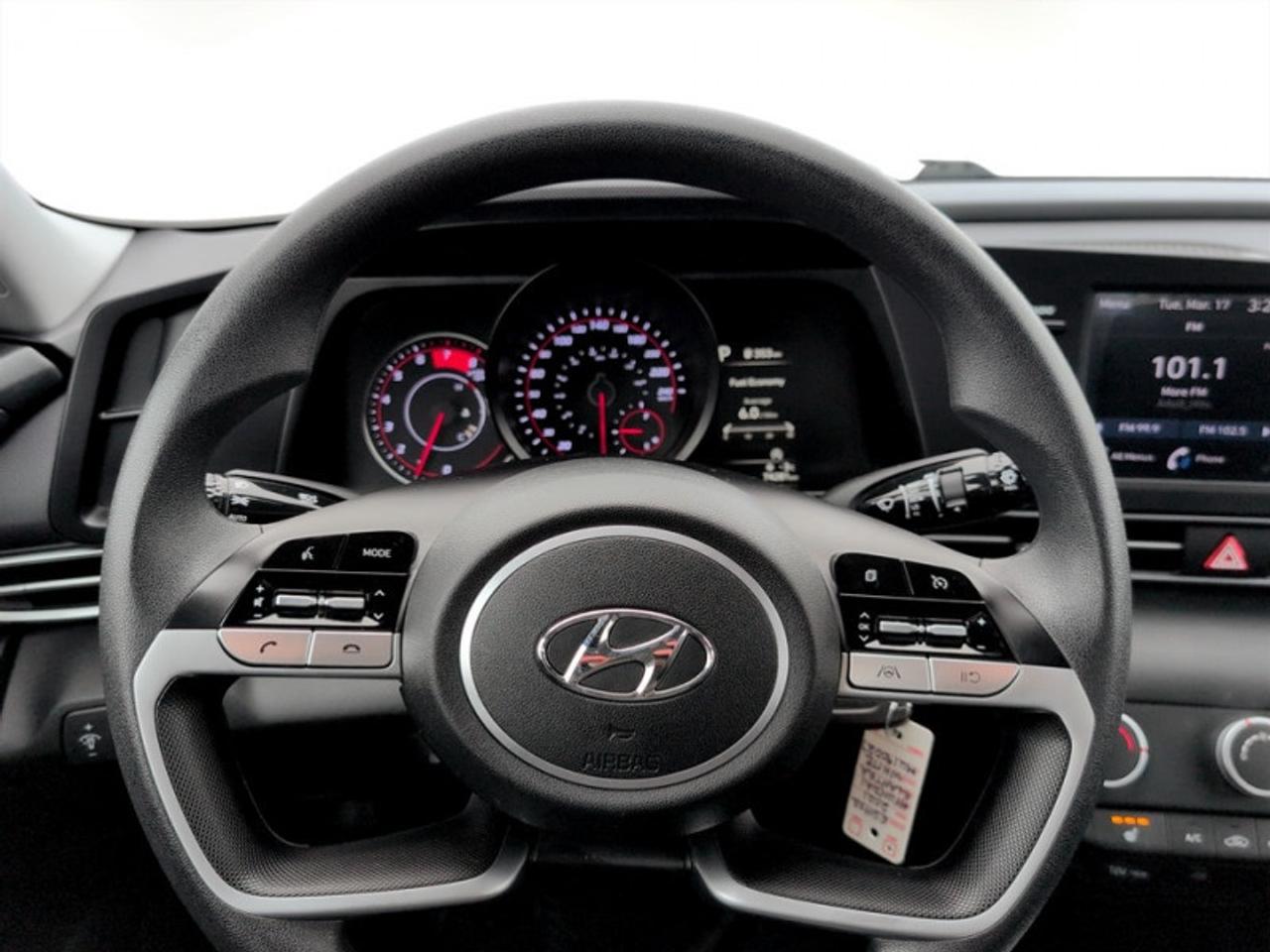 2021 Hyundai Elantra Essential  *VERY CLEAN - LOW KMS* Photo