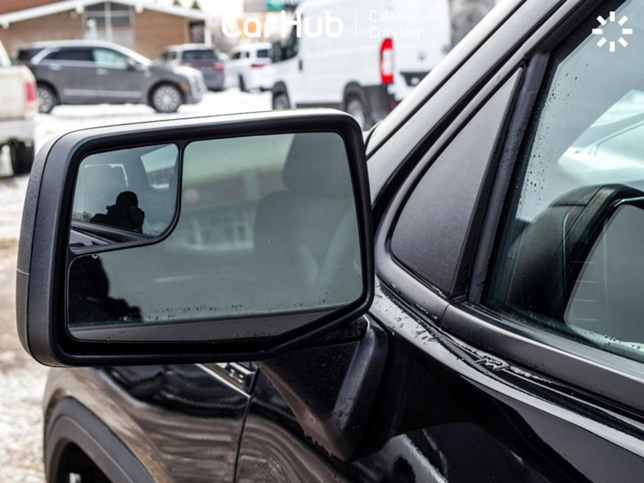 2024 GMC Sierra 1500 Elevation 4WD Crew Cab 147" 5.3L 5 passengers with captain chair Photo