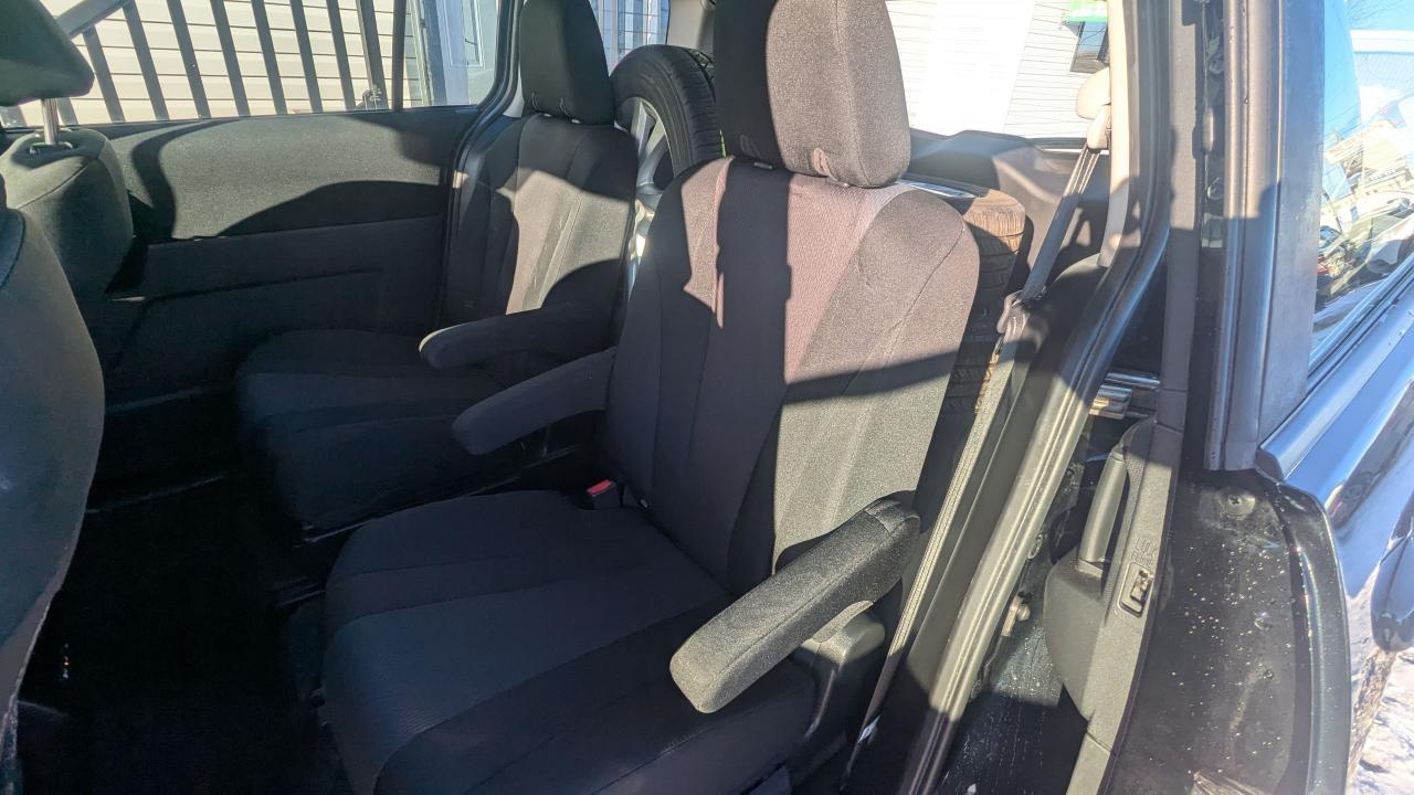 2017 Mazda MAZDA5 GS--ONE OWNER/LOW MILEAGE-- Photo