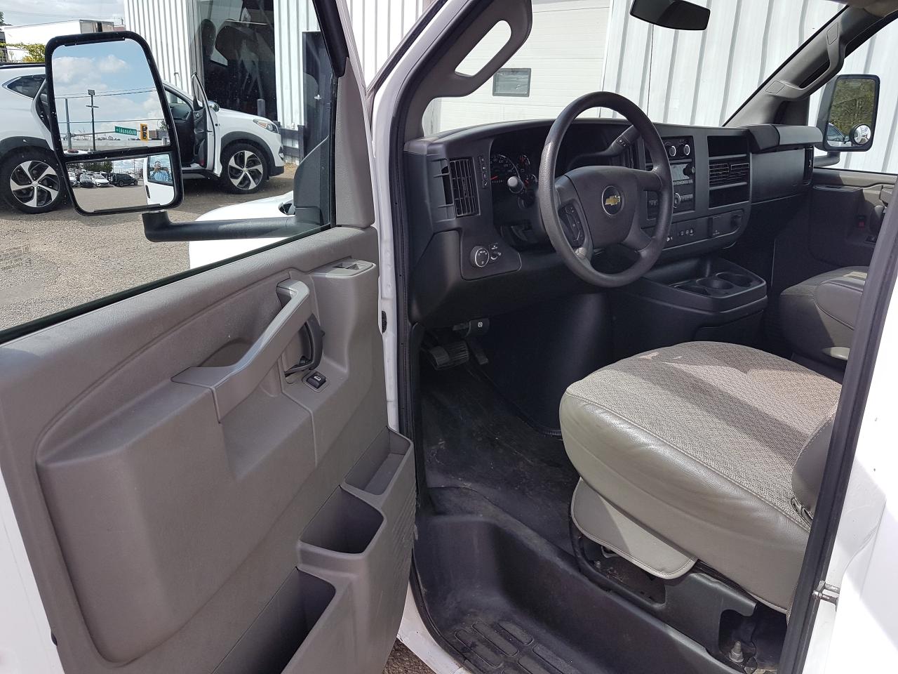 2023 Chevrolet Express Commercial Cutaway 3500 Cube Van *16FT UNICELL BOX* Photo