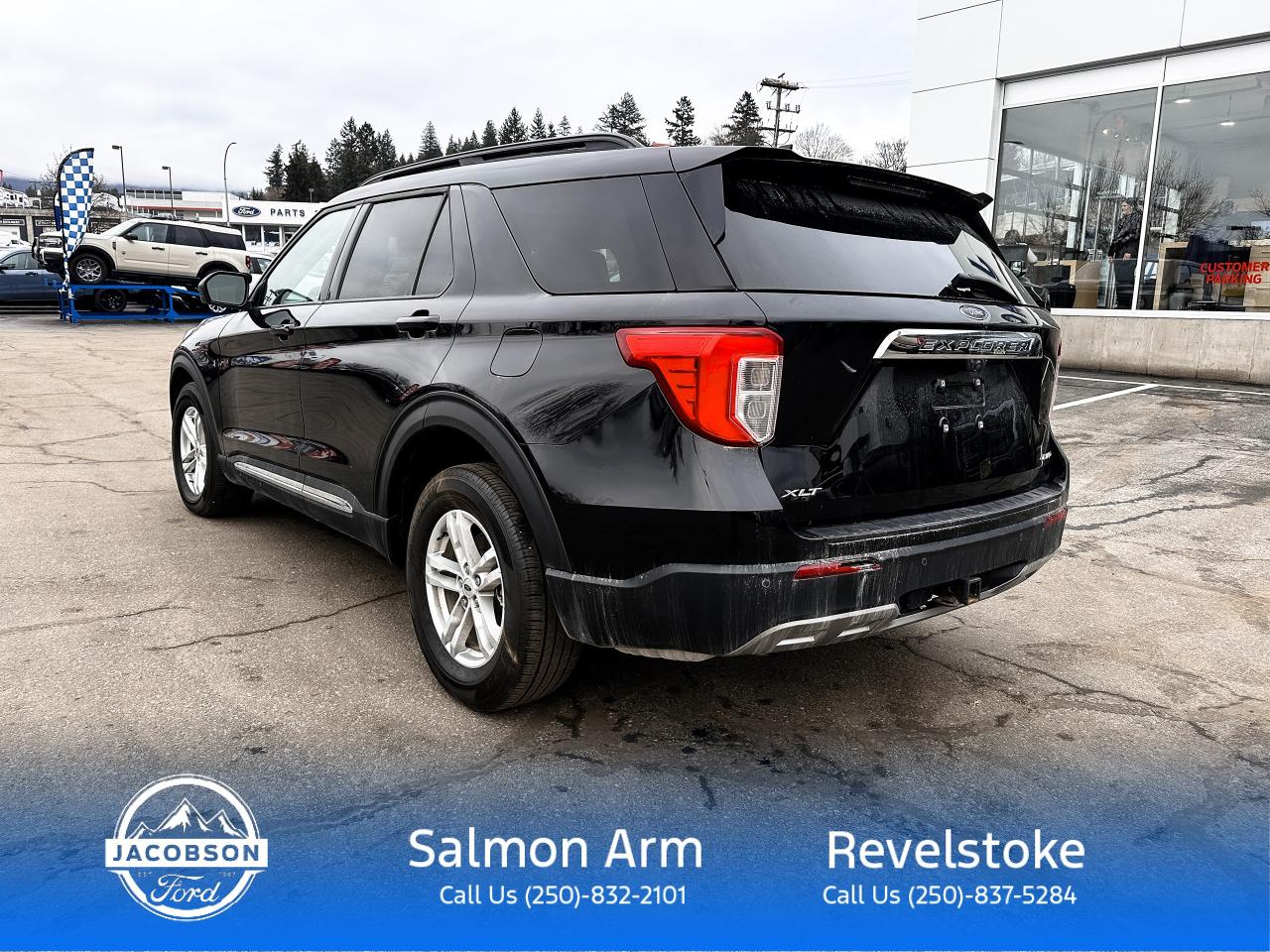 2022 Ford Explorer XLT Photo2