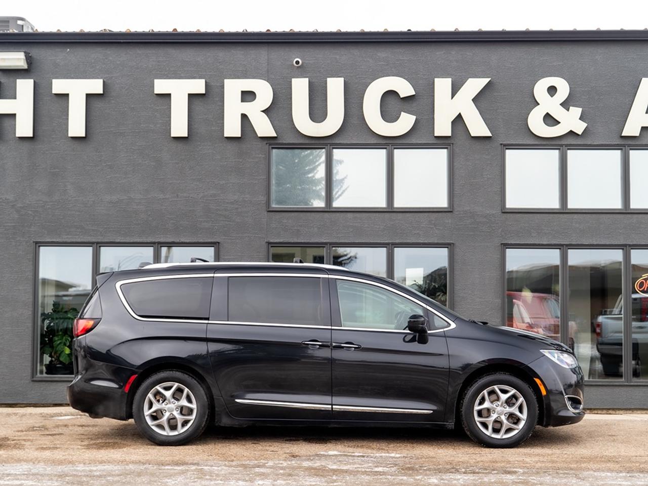 2018 Chrysler Pacifica Touring-L Plus 2WD Photo4