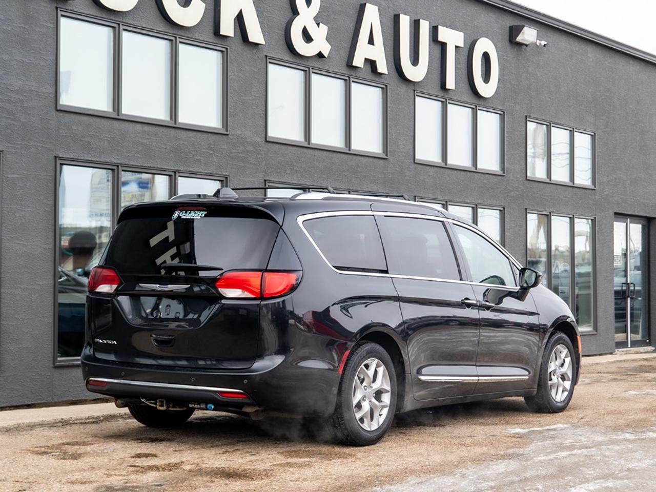 2018 Chrysler Pacifica Touring-L Plus 2WD Photo5