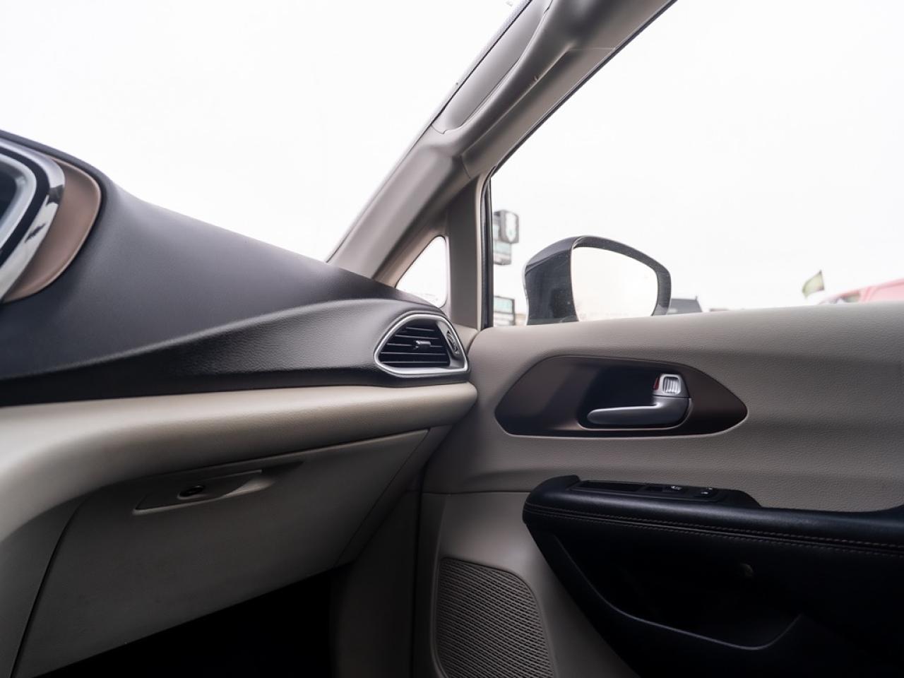 2018 Chrysler Pacifica Touring-L Plus 2WD Photo37