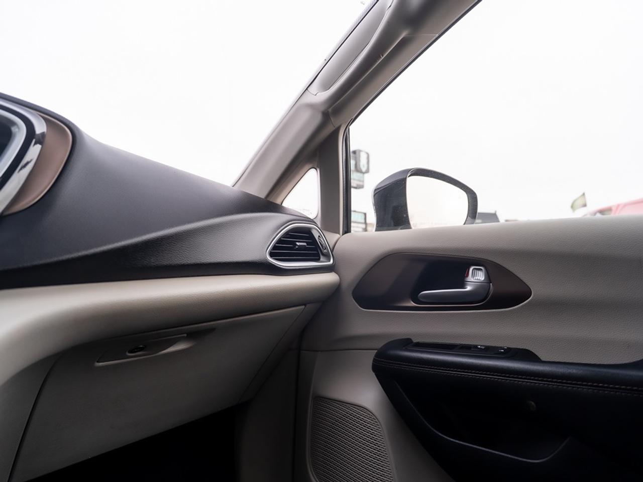 2018 Chrysler Pacifica Touring-L Plus 2WD Photo14