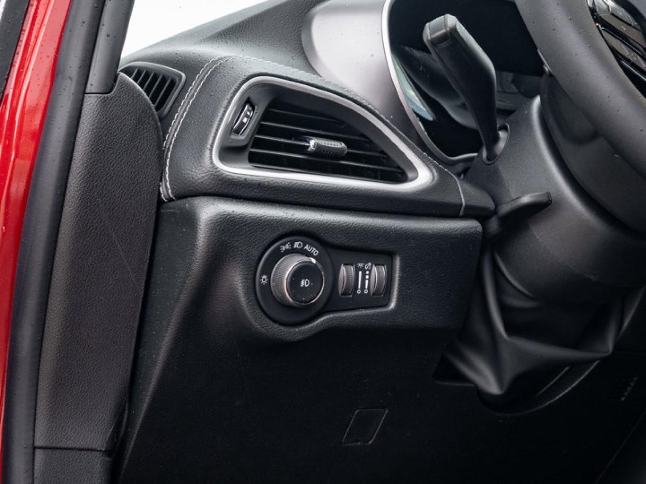 2026 Chrysler Pacifica Select Photo