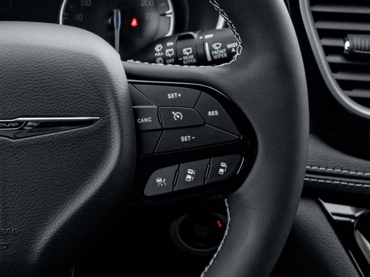 2026 Chrysler Pacifica Select Photo