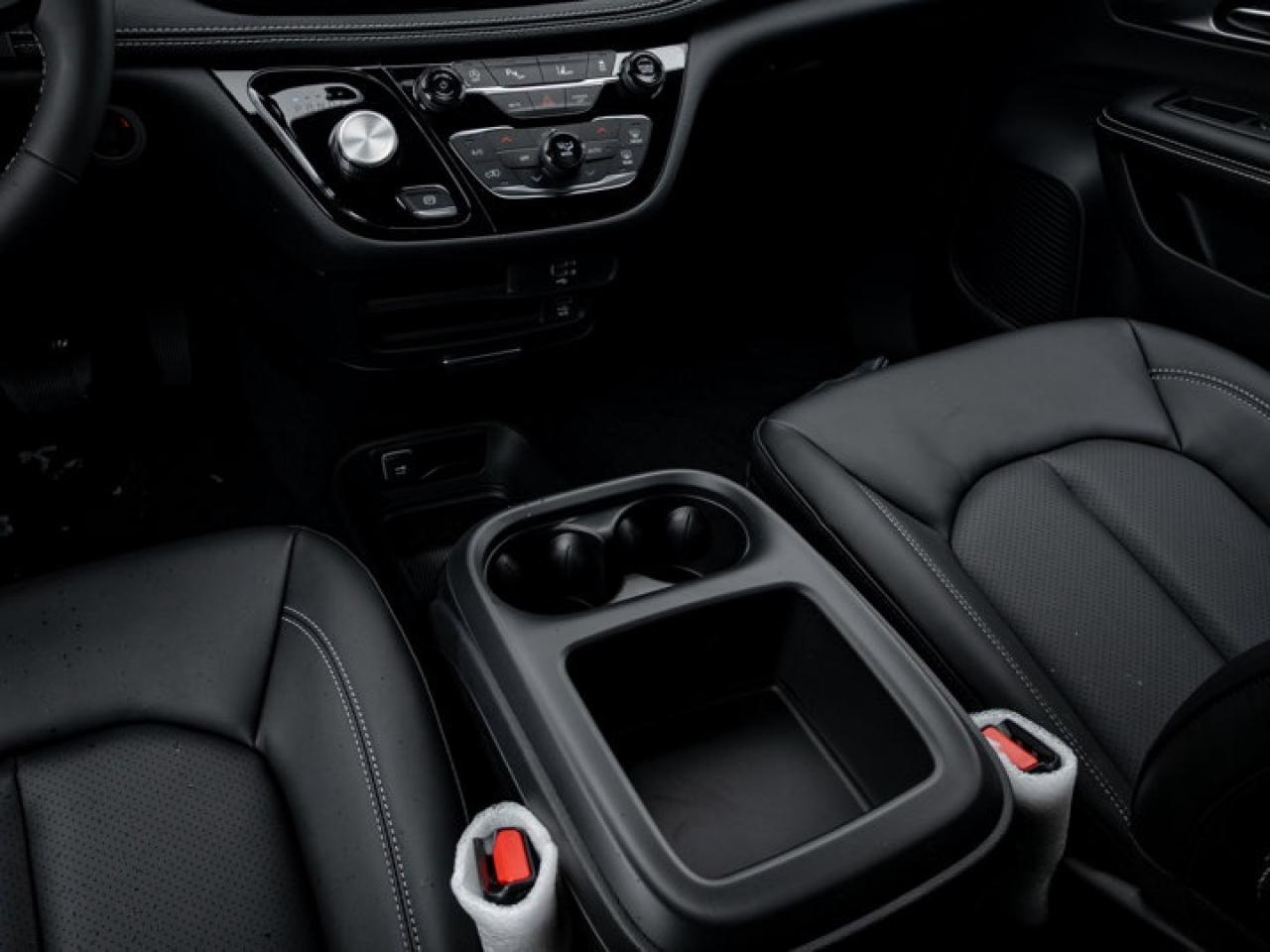 2026 Chrysler Pacifica Select Photo