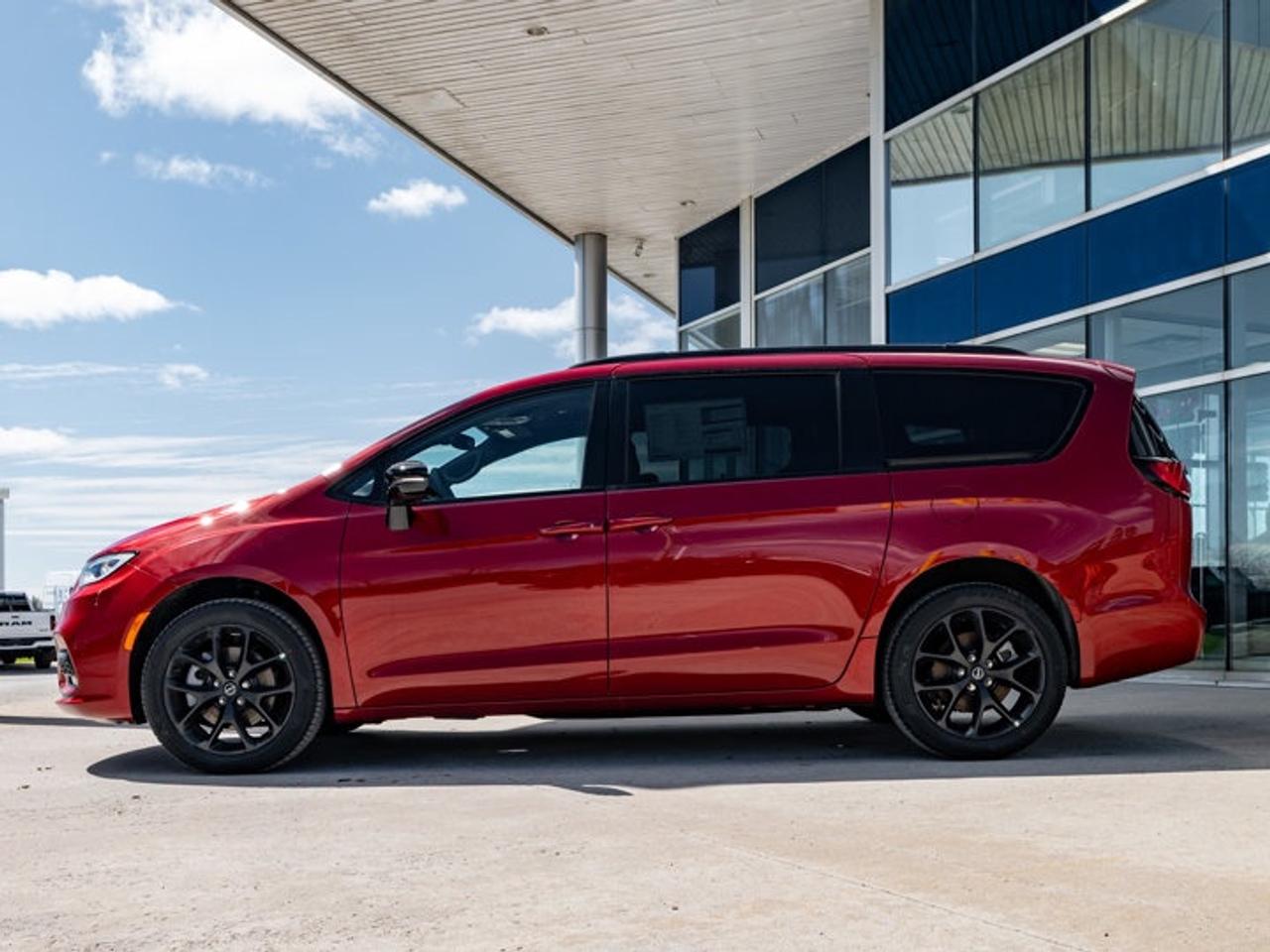 2026 Chrysler Pacifica Select Photo4