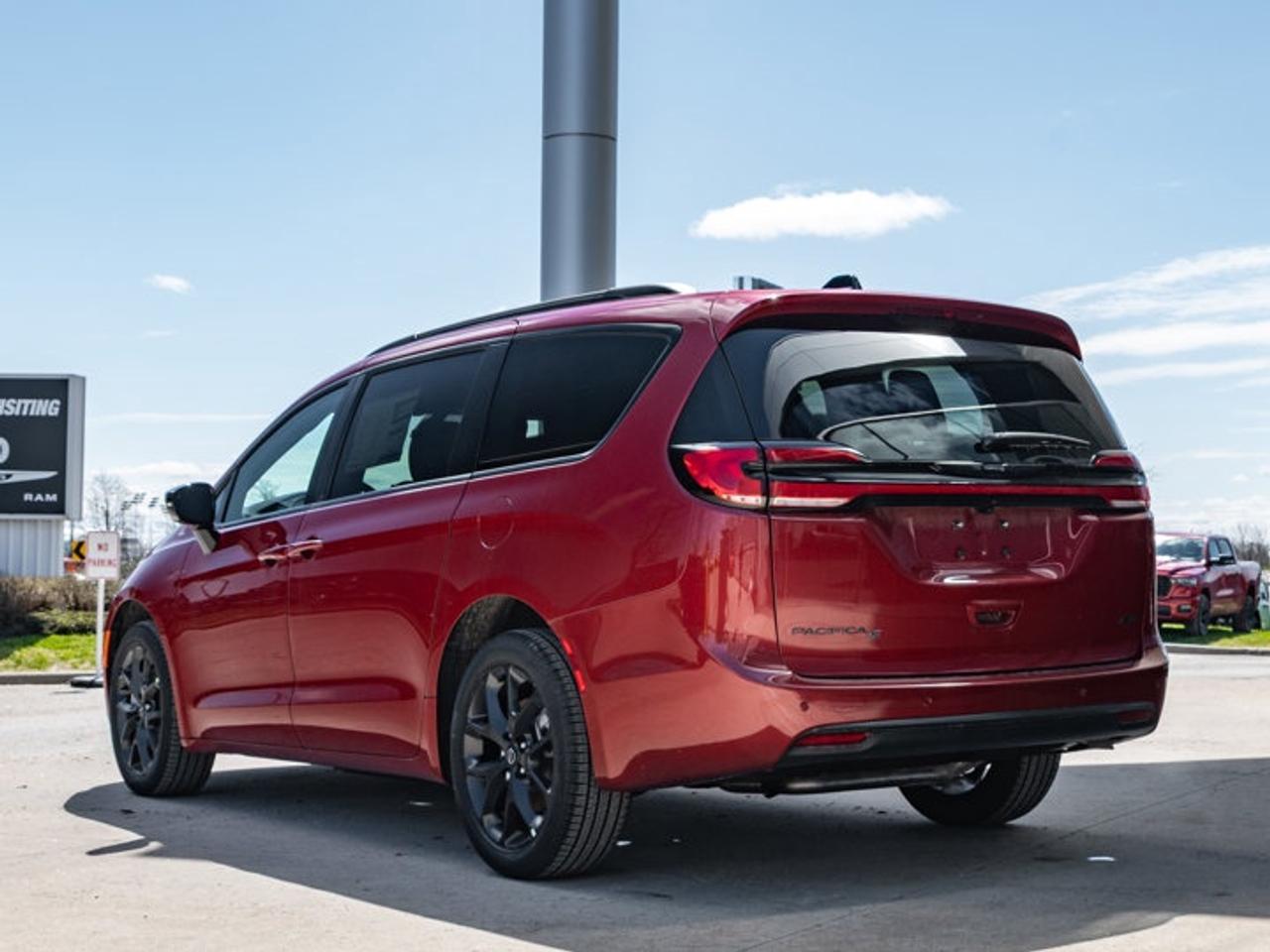 2026 Chrysler Pacifica Select Photo