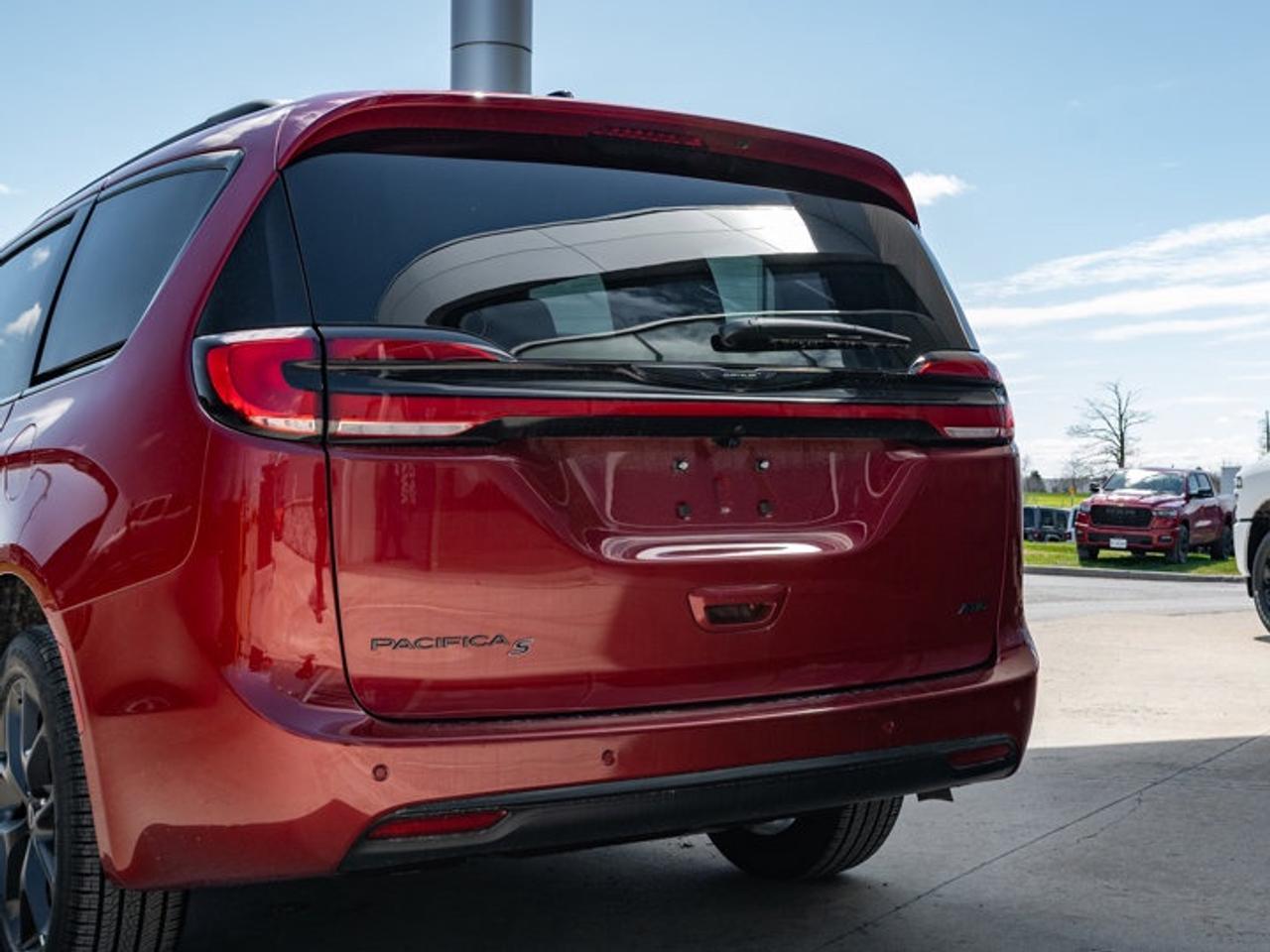 2026 Chrysler Pacifica Select Photo