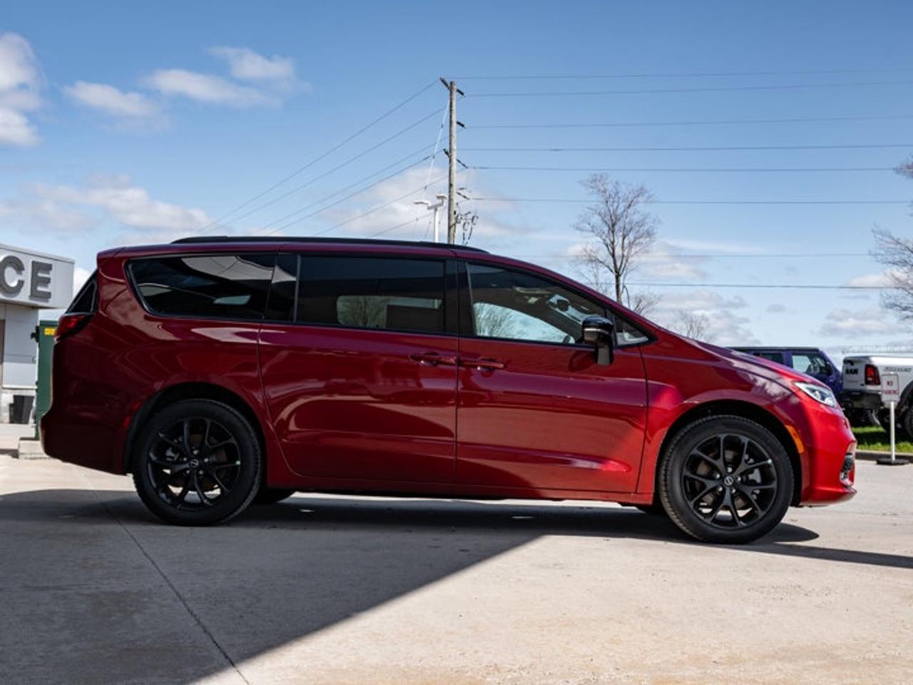 2026 Chrysler Pacifica Select Photo