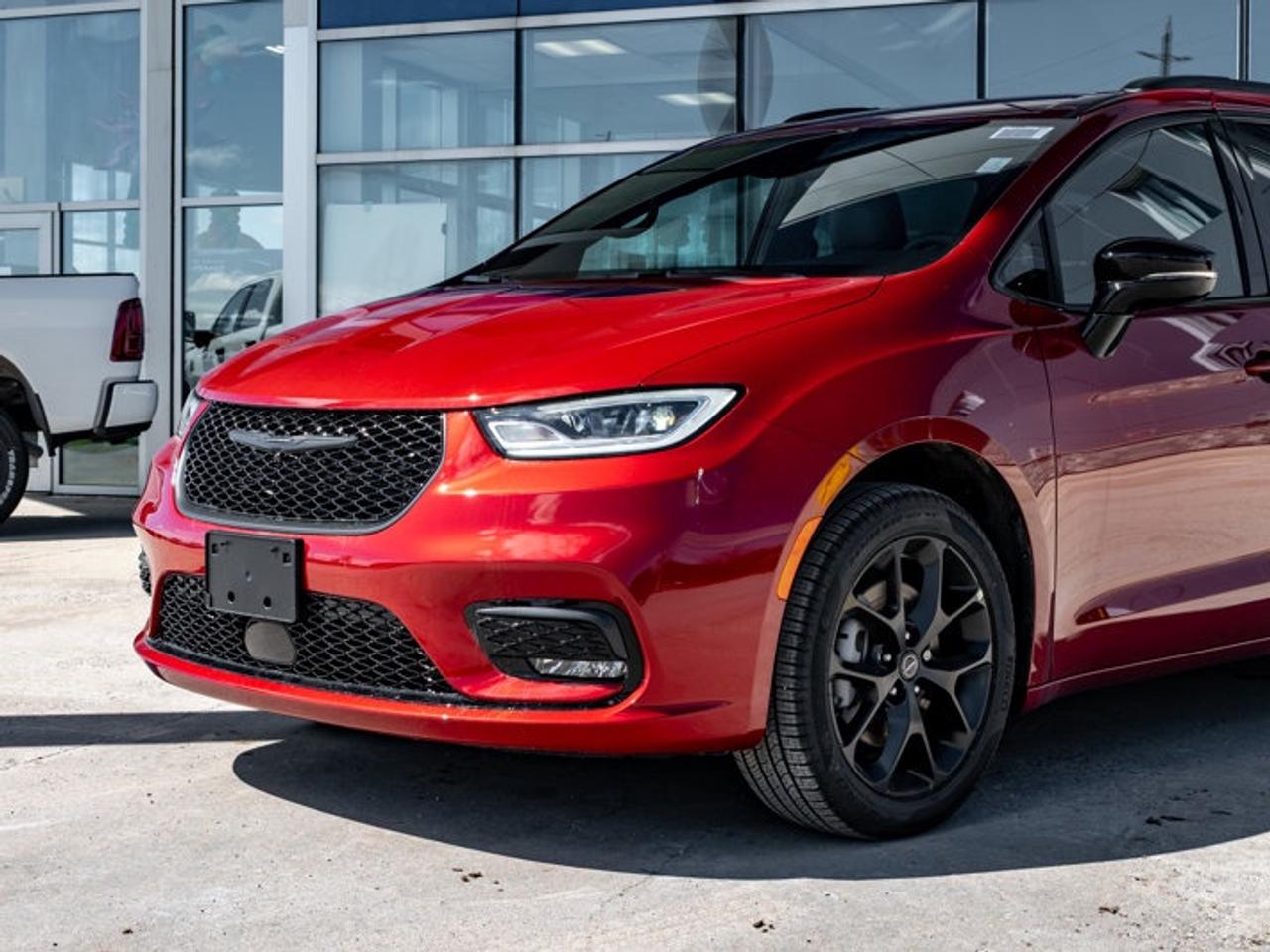 2026 Chrysler Pacifica Select Photo