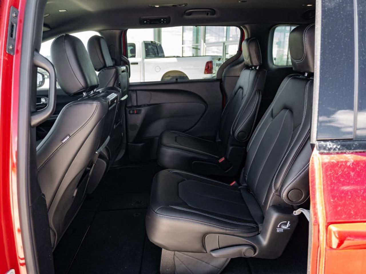 2026 Chrysler Pacifica Select Photo