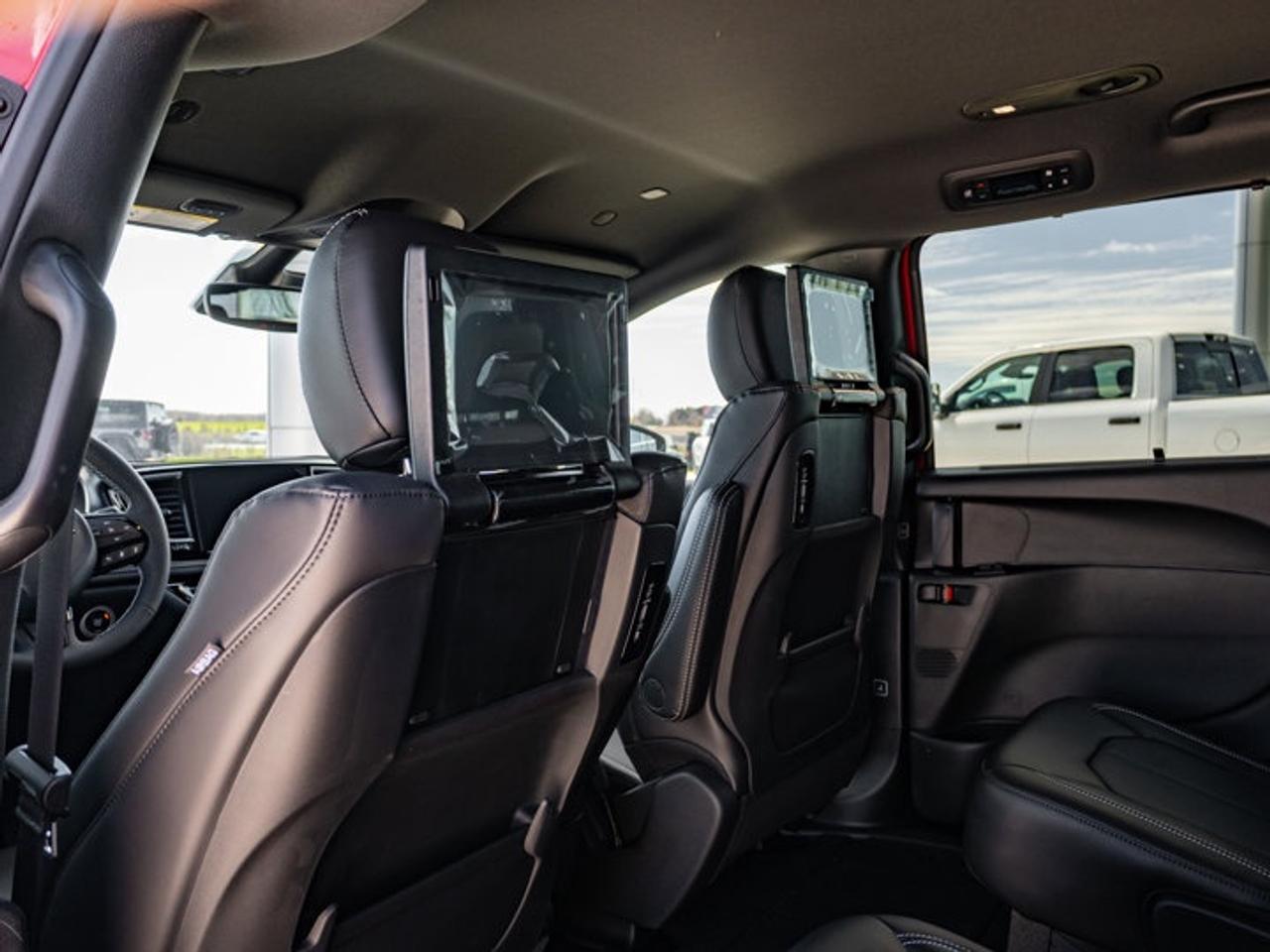 2026 Chrysler Pacifica Select Photo