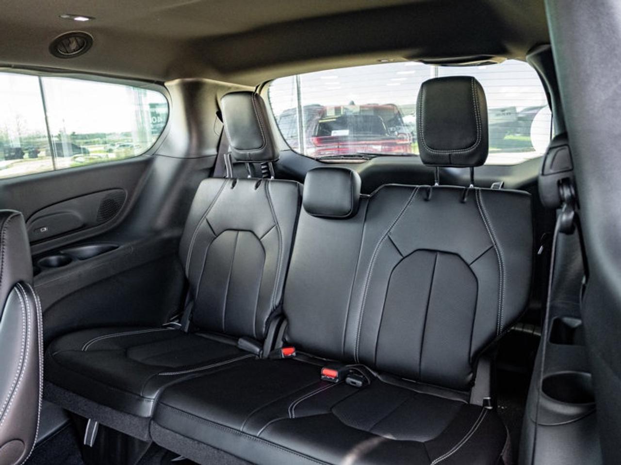 2026 Chrysler Pacifica Select Photo
