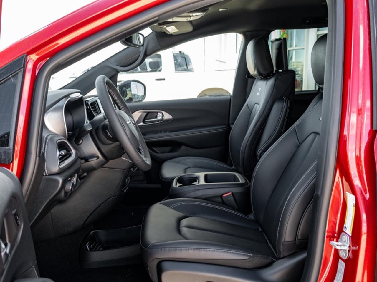 2026 Chrysler Pacifica Select Photo