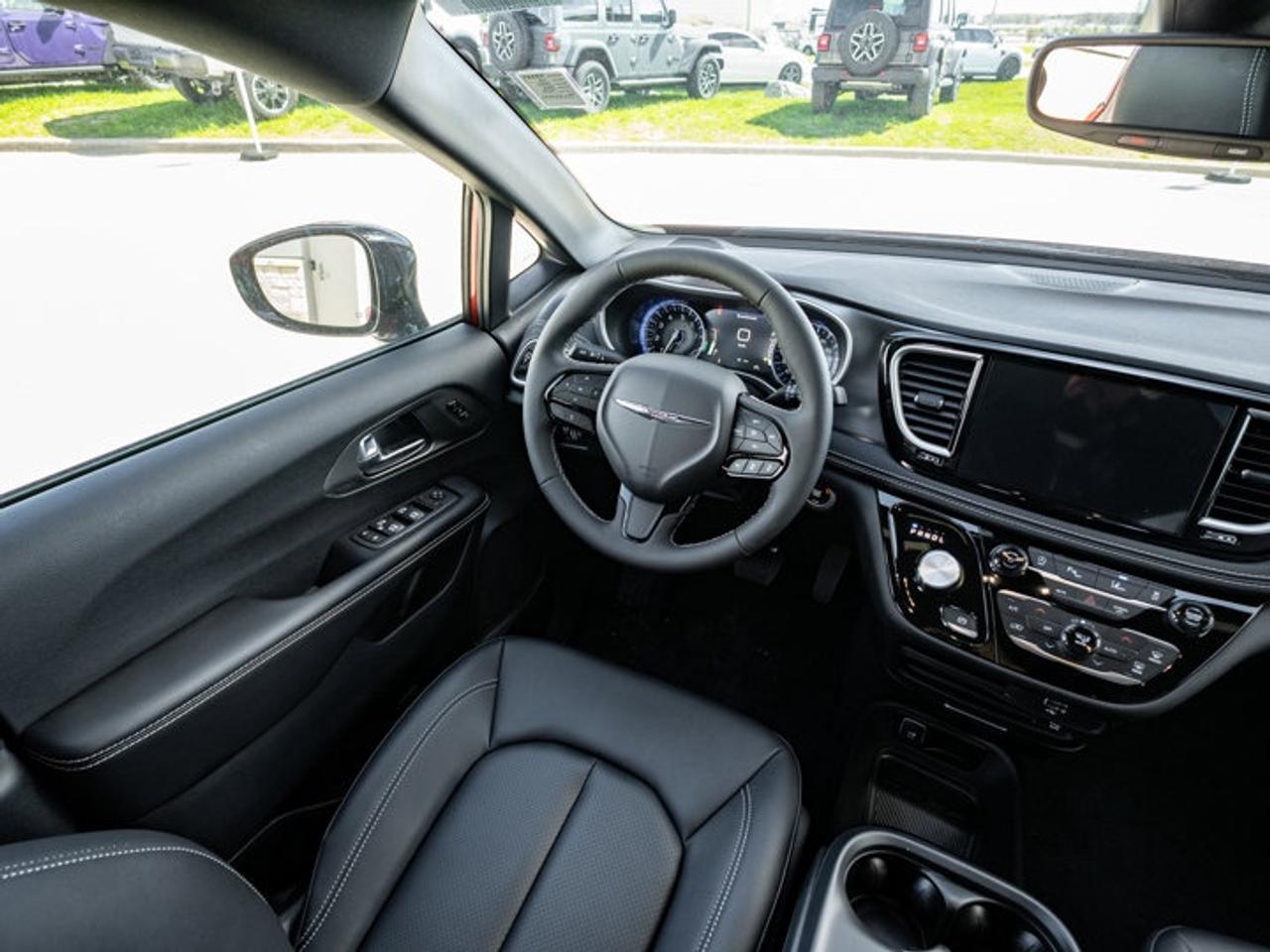 2026 Chrysler Pacifica Select Photo