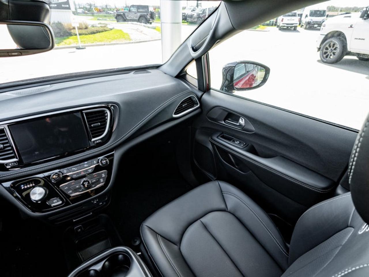 2026 Chrysler Pacifica Select Photo