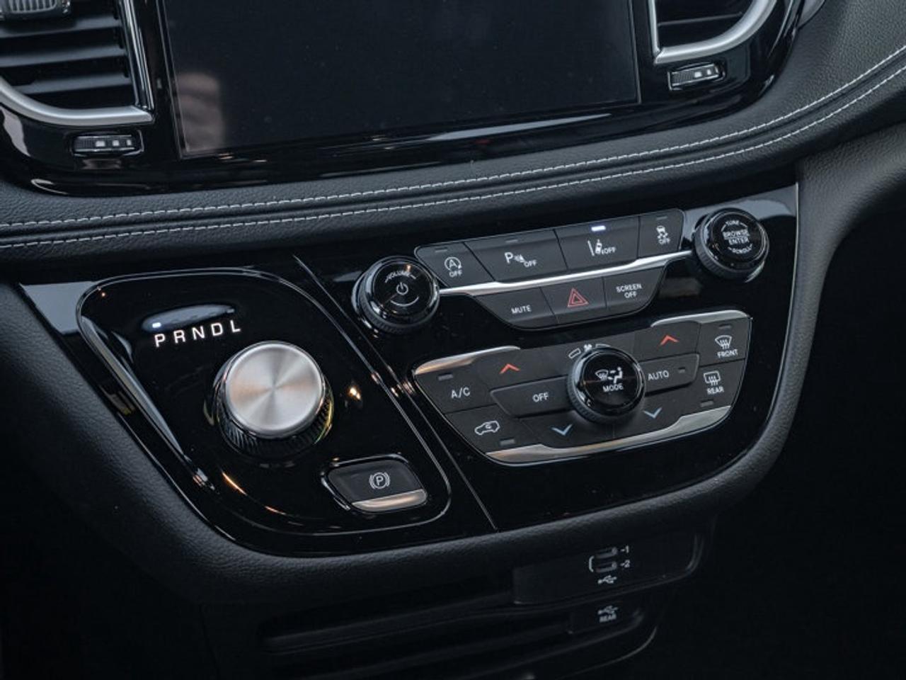 2026 Chrysler Pacifica Select Photo