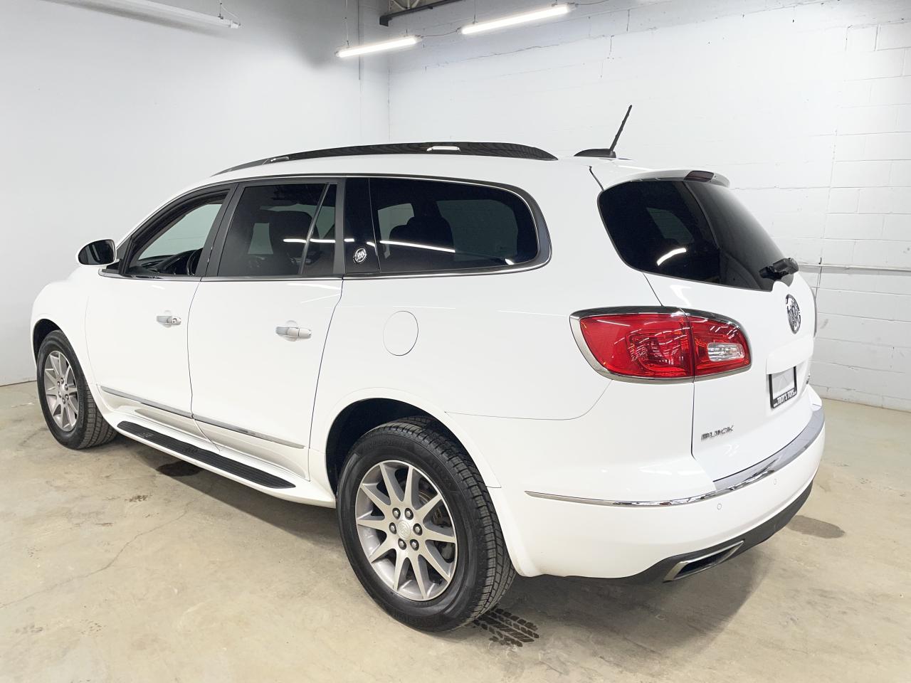 2017 Buick Enclave FWD 4dr Leather Photo2