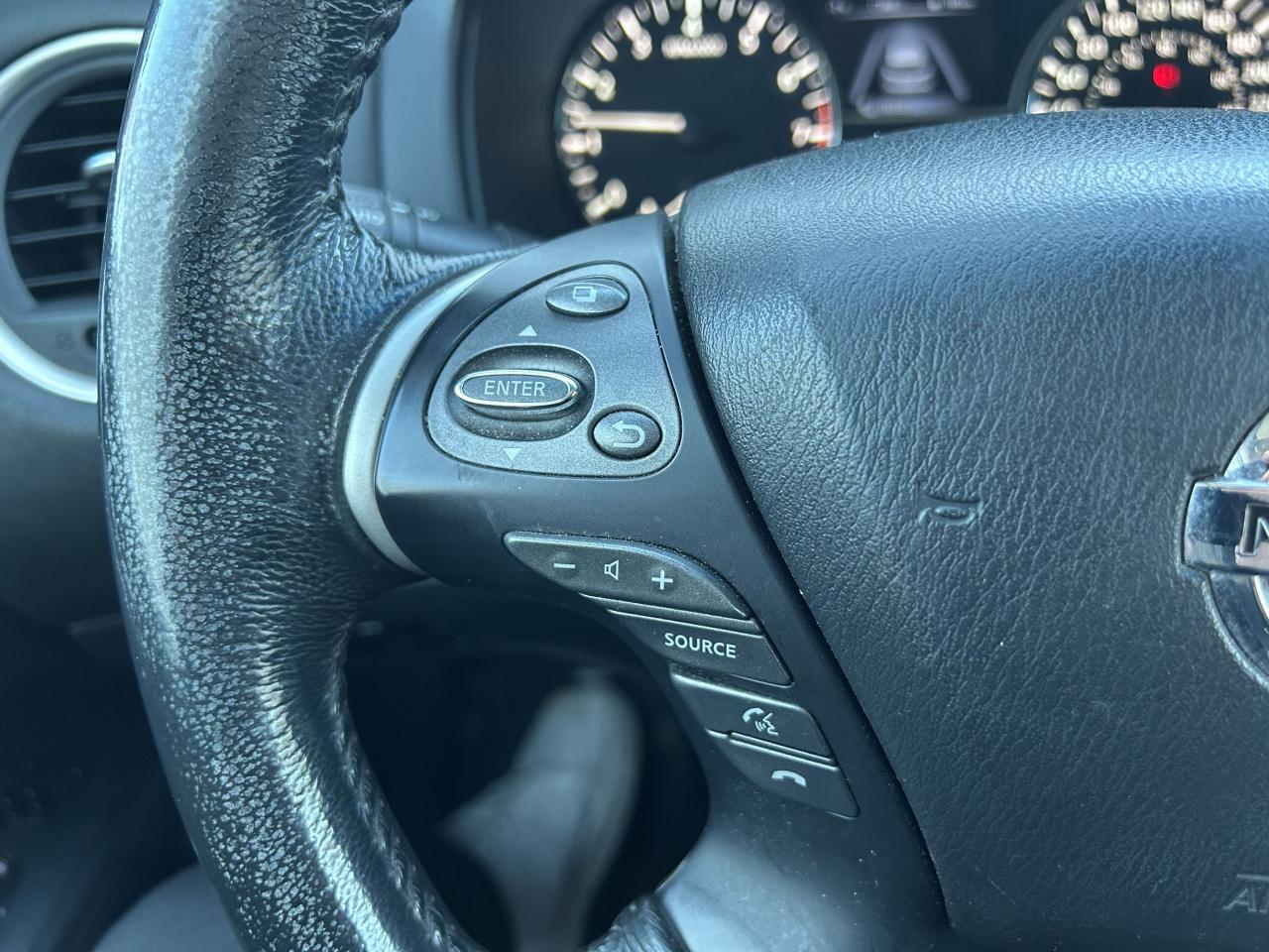 2015 Nissan Pathfinder SL Photo