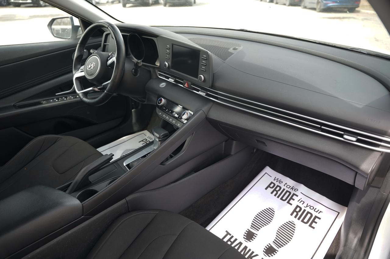 2022 Hyundai Elantra SEL Photo