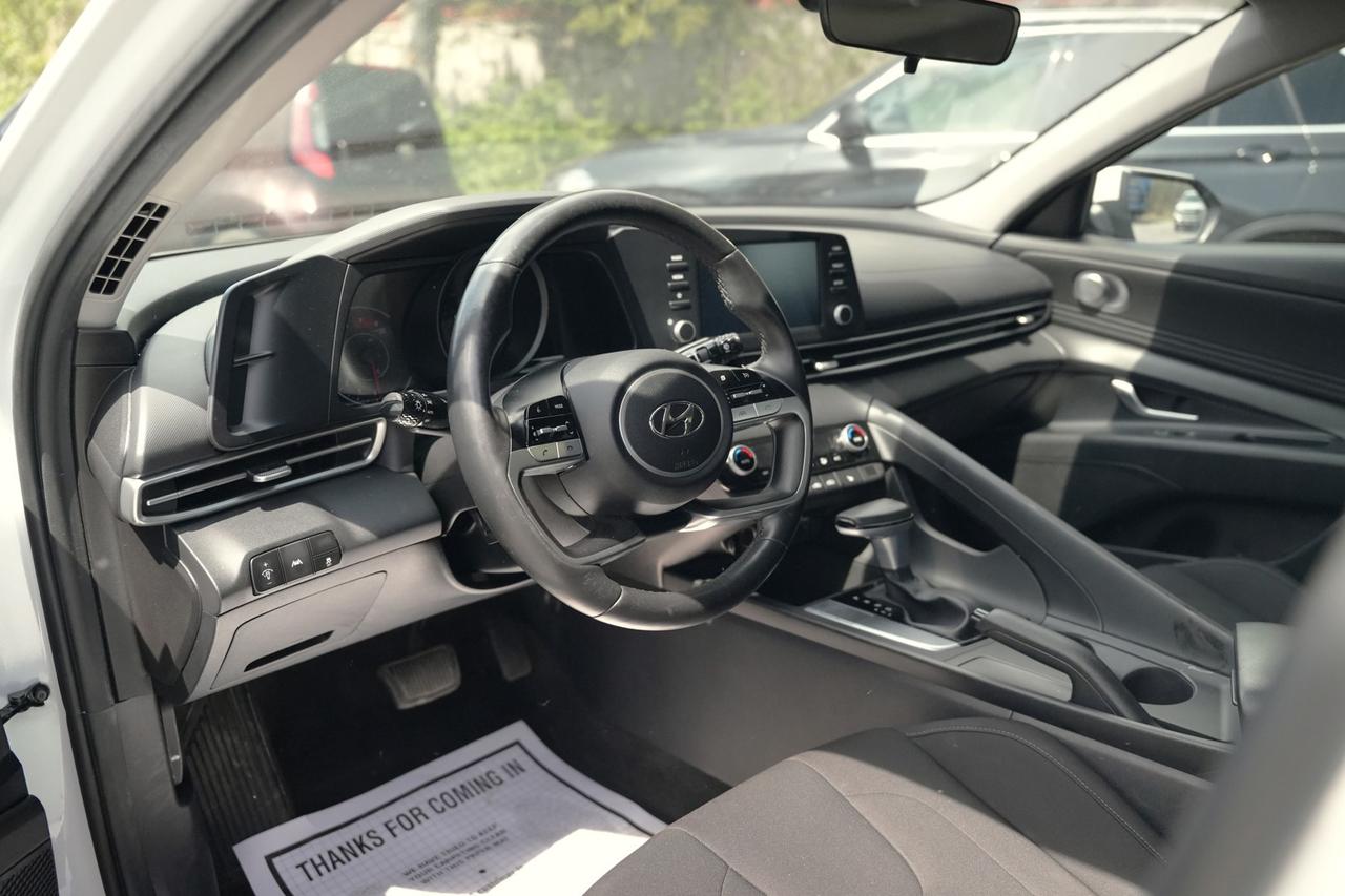 2022 Hyundai Elantra SEL Photo