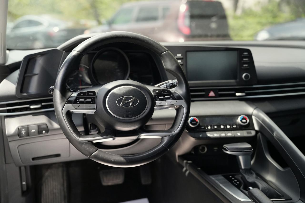 2022 Hyundai Elantra SEL Photo