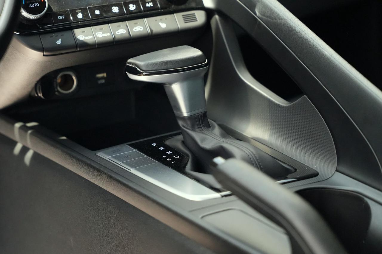 2022 Hyundai Elantra SEL Photo