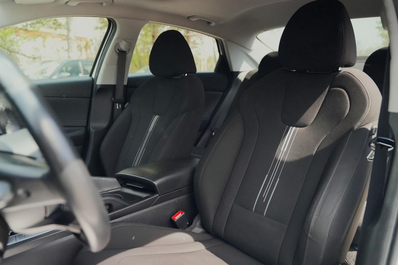 2022 Hyundai Elantra SEL Photo