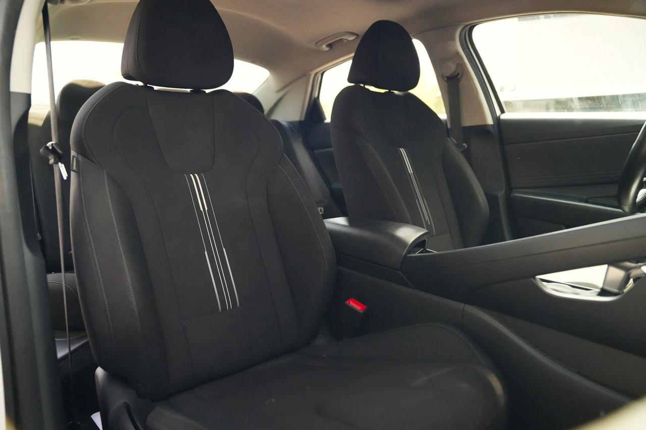 2022 Hyundai Elantra SEL Photo
